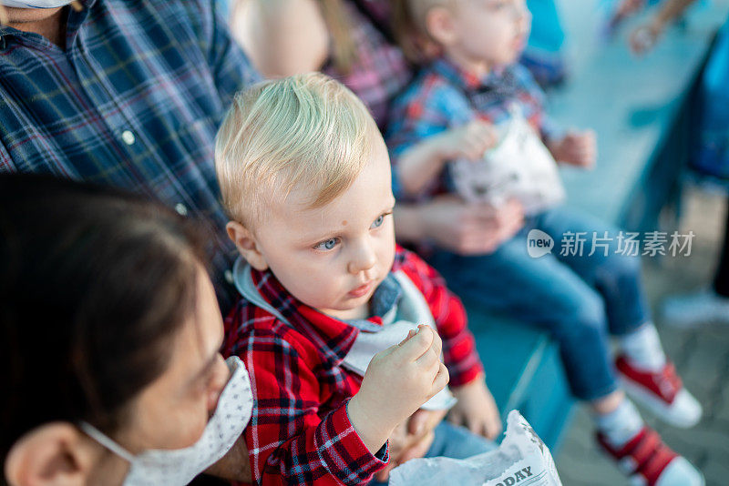 六月派对上一家人带着男婴(Festa Junina)